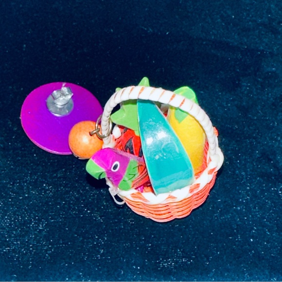 Cara Mia - vintage 90s Tropical Fruit Basket with Parrot, Post earrings - Picture 6 of 7
